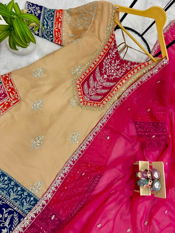 Heavy_3_Pieces_Suit_Pair_with_Embroidery_Work_&_Fancy_Lace