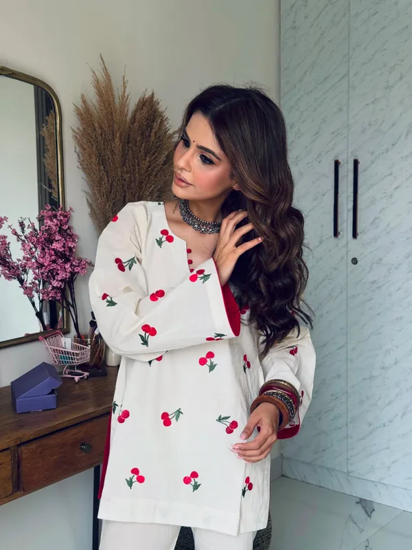 Heavy_Cambric_Cotton_Embroidered_Party_Wear_Set