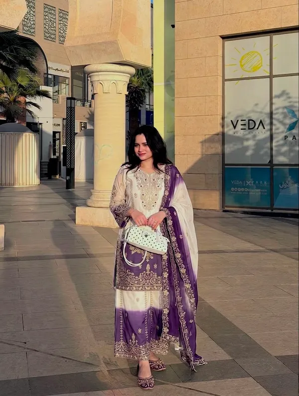 Heavy_Dual_Tone_Peding_Star_Georgette_Embroidered_Set