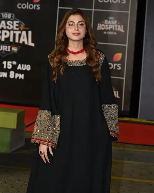 Kashmiri-style_3-Piece_Tunic_with_Palzoo_and_Dupatta