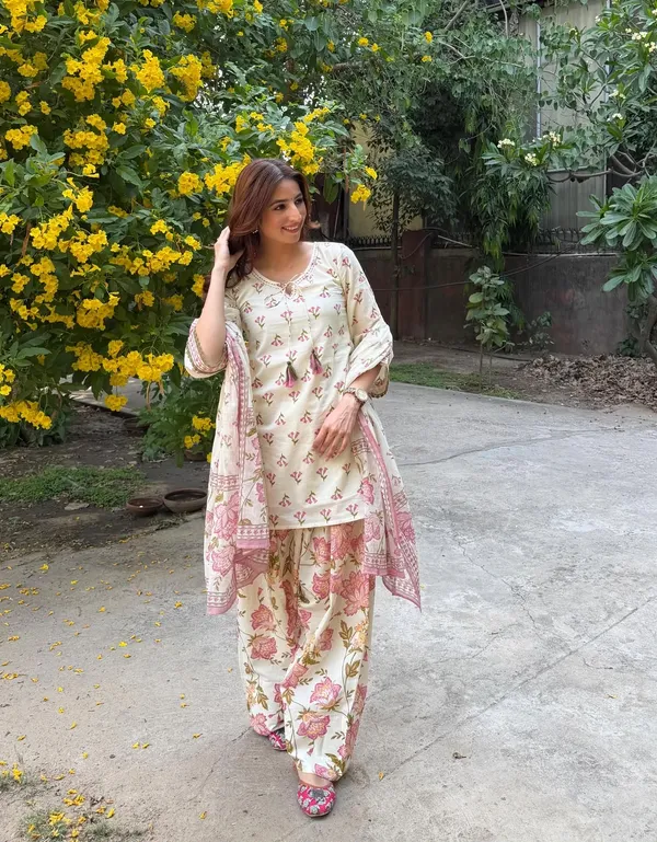Maslin_Digital_Print_Top_Farshi_Pent_Dupatta_Set