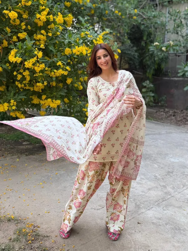 Maslin_Digital_Print_Top_Farshi_Pent_Dupatta_Set