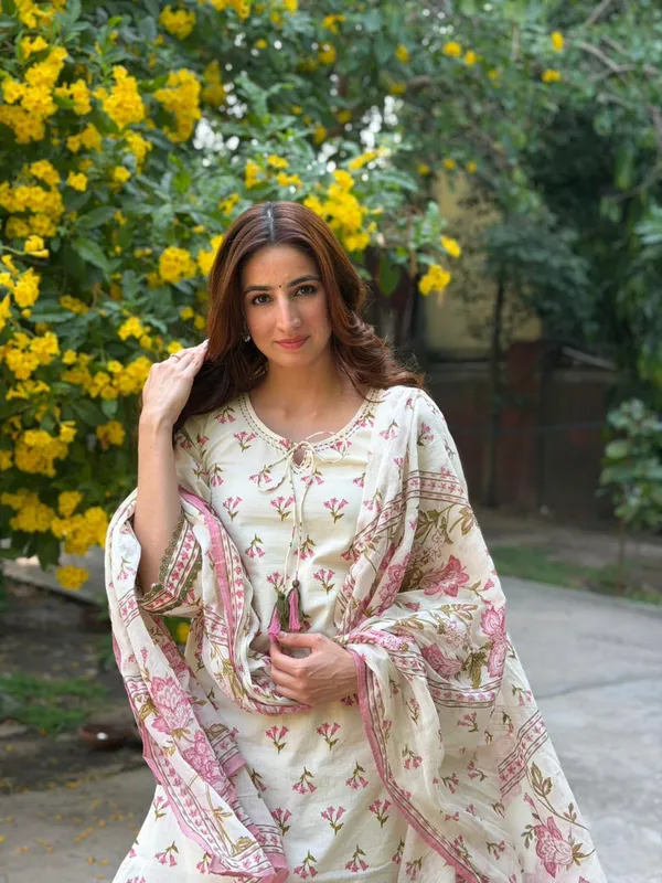 Maslin_Digital_Print_Top_Farshi_Pent_Dupatta_Set