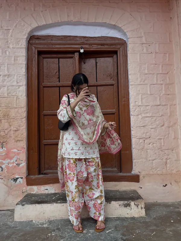 Maslin_Digital_Print_Top_Farshi_Pent_Dupatta_Set