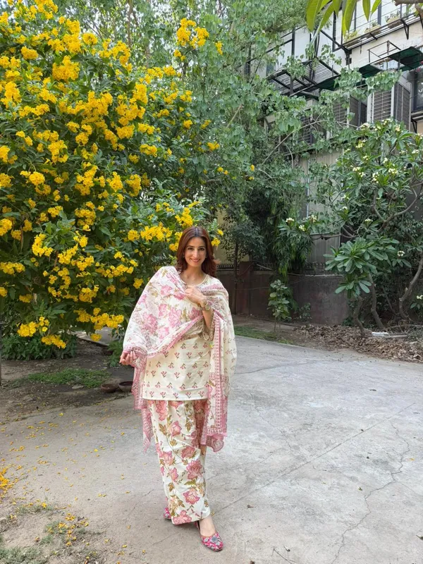 Maslin_Digital_Print_Top_Farshi_Pent_Dupatta_Set