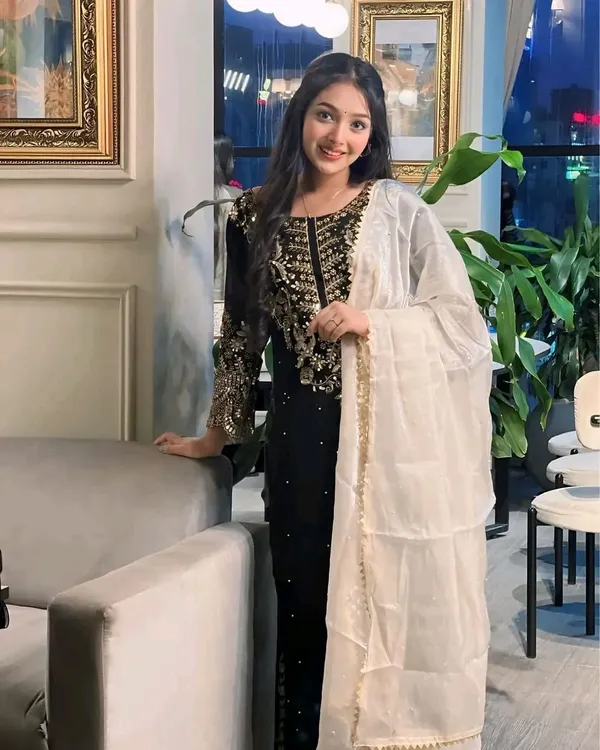 Stylish_Embroidered_Kurta_Set_with_Dupatta