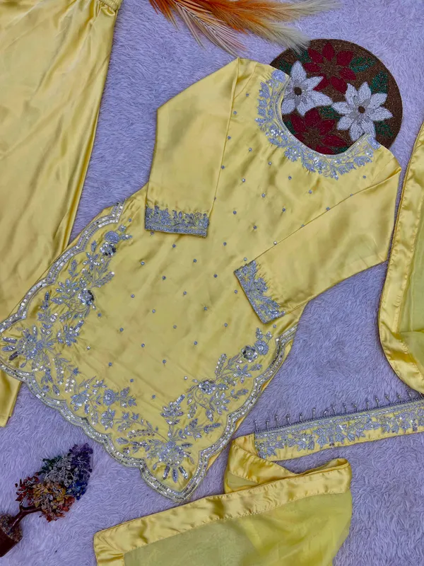 Stylish_Devsena_Silk_Embroidered_Top_Plazaa_Dupatta_Set