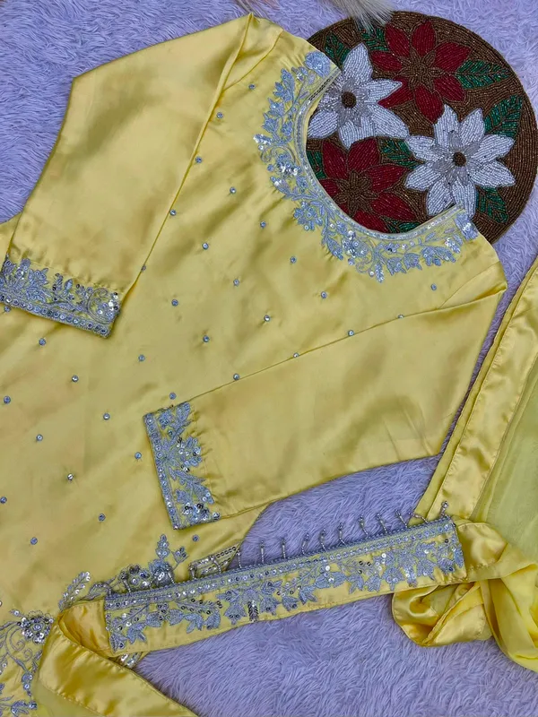 Stylish_Devsena_Silk_Embroidered_Top_Plazaa_Dupatta_Set
