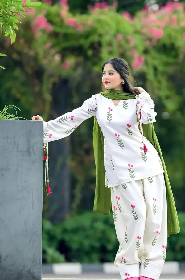 White_Floral_Printed_Cotton_Kurta_Pant_Set_with_Green_Dupatta_for_Women