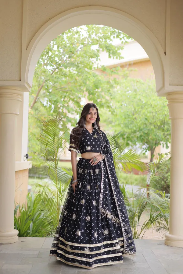 Lehenga+Blouse+Dupatta_Set_
