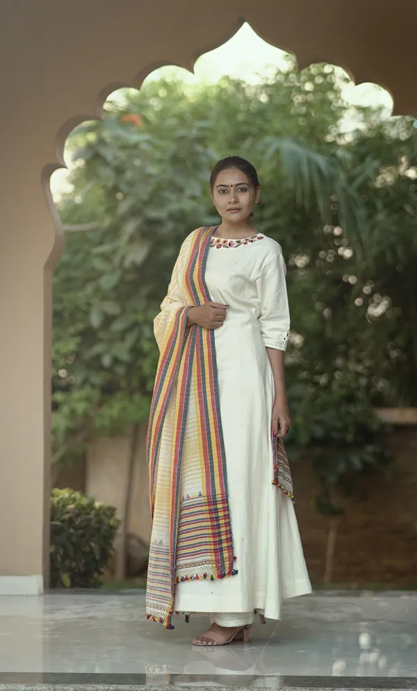 White_Cotton_Embroidered_Kurta_For_Women