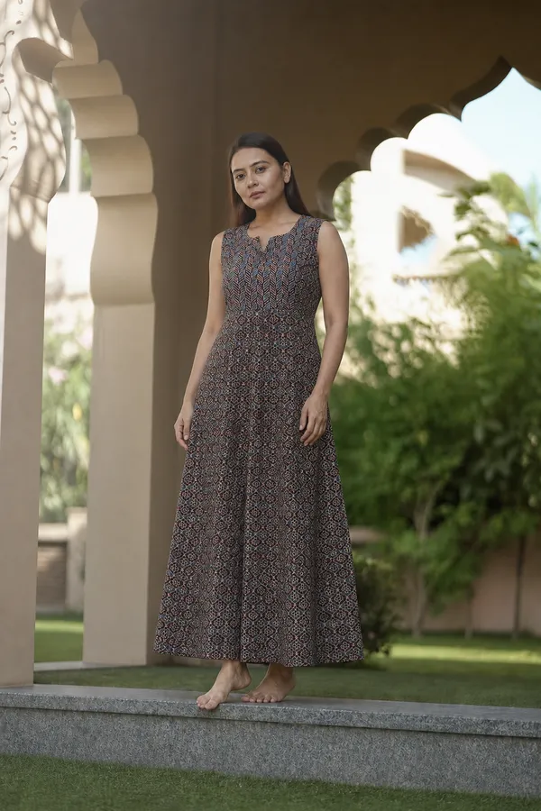Black_Printed_Sleeveless_Flared_Maxi_Dress
