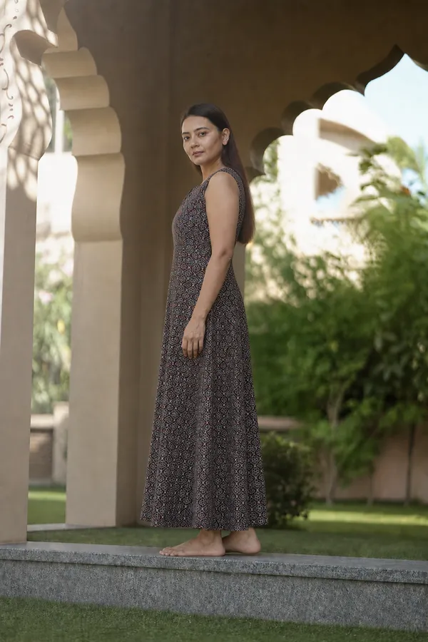 Black_Printed_Sleeveless_Flared_Maxi_Dress
