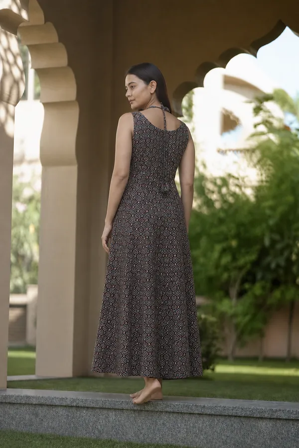 Black_Printed_Sleeveless_Flared_Maxi_Dress