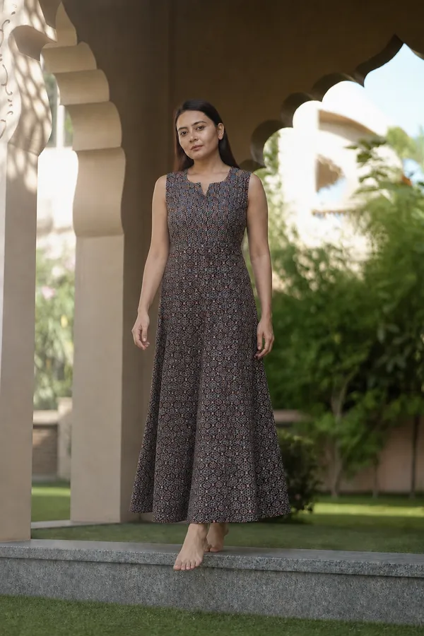 Black_Printed_Sleeveless_Flared_Maxi_Dress