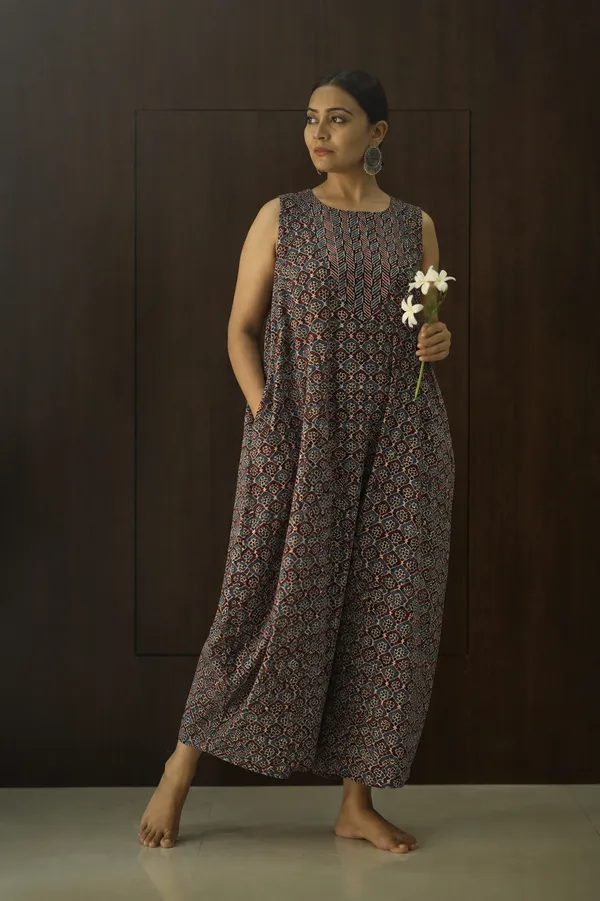 Black_Printed_Sleeveless_Loose_Fit_Jumpsuit