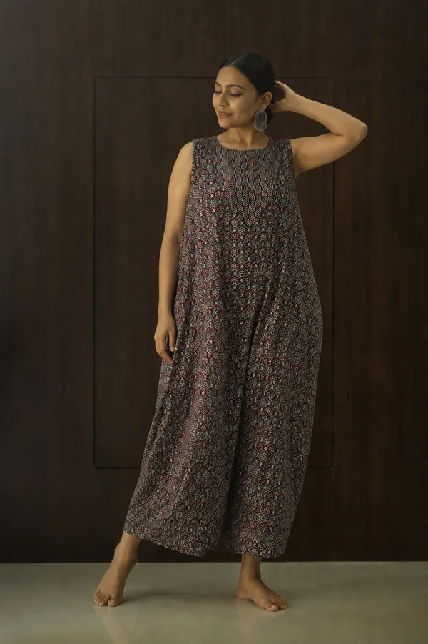 Black_Printed_Sleeveless_Loose_Fit_Jumpsuit