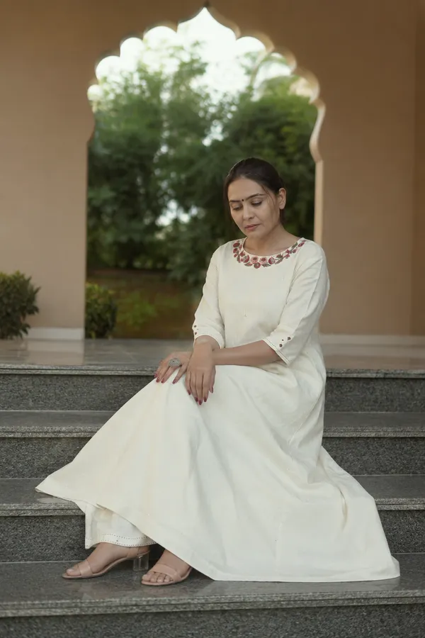 White_Cotton_Embroidered_Kurta_For_Women
