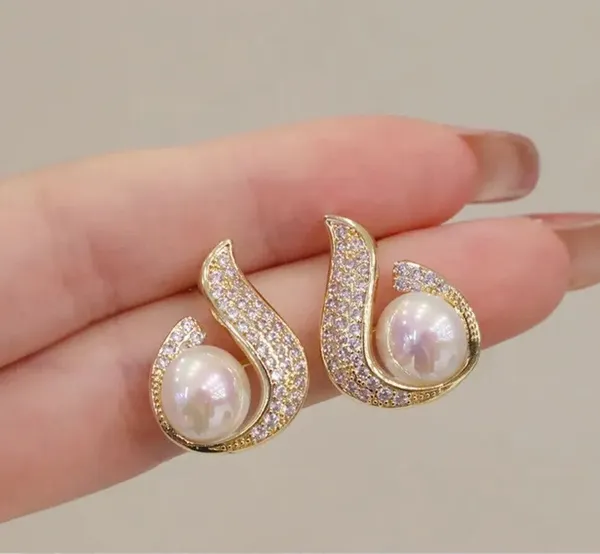 White_And_Gold_Alloy_Stud_Earring_For_Women