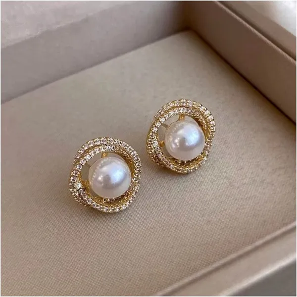 Gold_And_White_Brass_Stud_Earring_For_Women