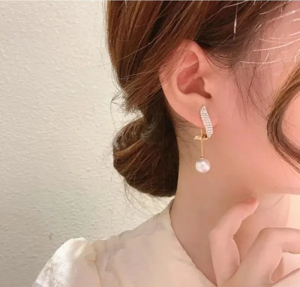 Gold_And_White_Alloy_Stud_Earring_For_Women