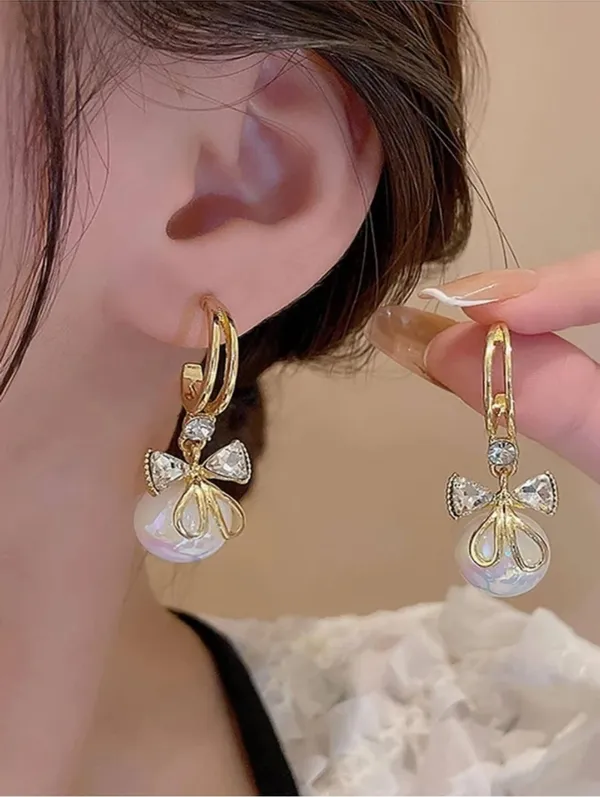 Gold_And_White_Alloy_Stud_Earring_For_Women