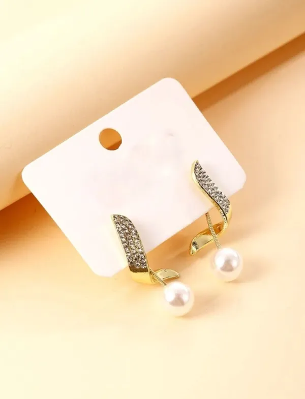Gold_And_White_Alloy_Stud_Earring_For_Women