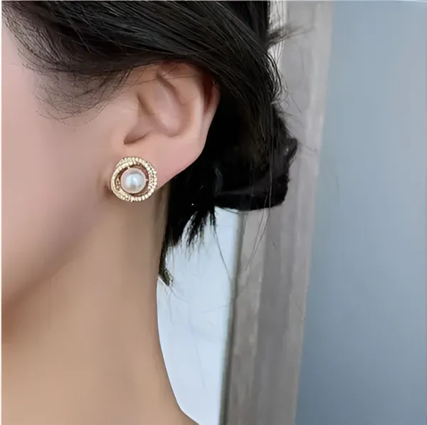 Gold_And_Black_Brass_Stud_Earring_For_Women