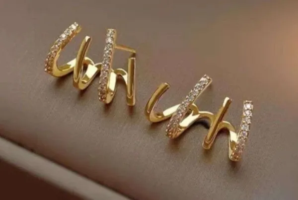 Gold_And_White_Alloy_Stud_Earring_For_Women