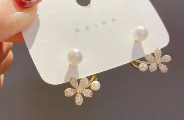 Gold_And_White_Alloy_Stud_Earring_For_Women