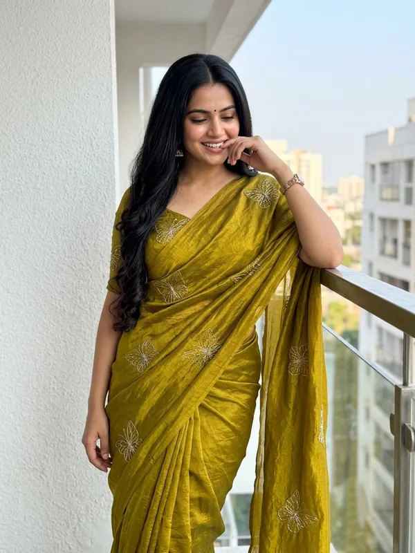 Beautiful_Butterfly_Two_Tone_Heavy_Space_Silk_Fabric_with_Beautiful_Leaf_Handwork_Beads