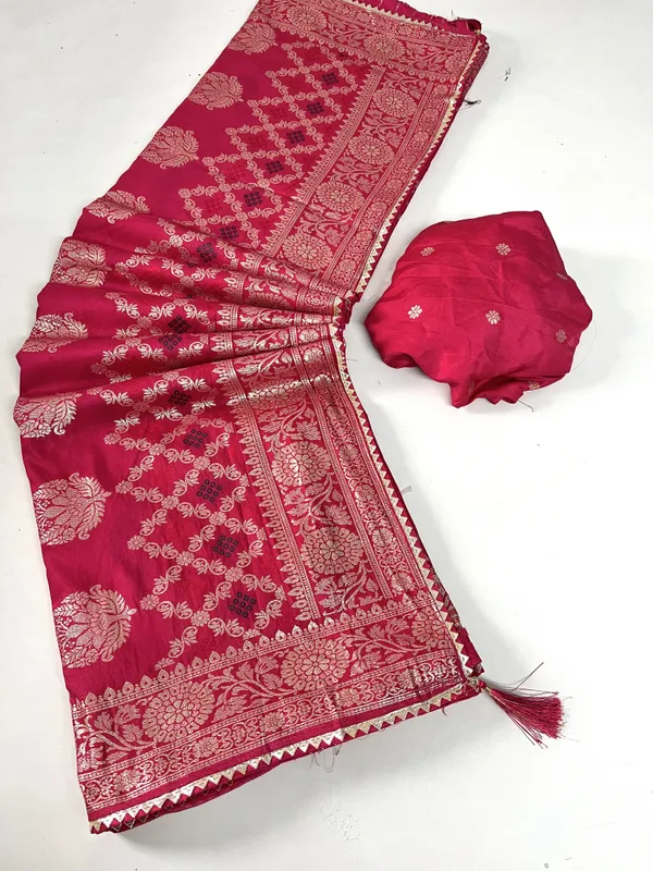 Dola_Silk_Saree_With_All_Over_Zari_Weaving,_Saree_Border,_Paipin_&_Samosa_Lace_Border