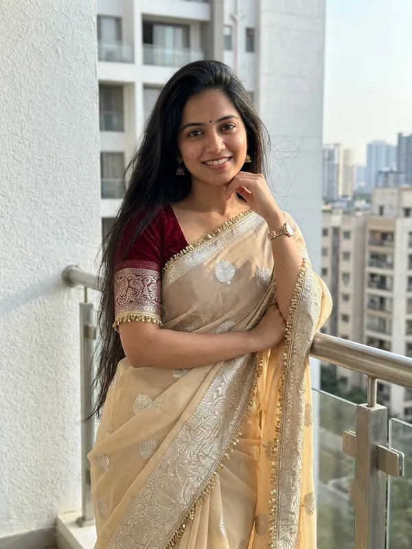 Pure_Viscose_Georgette_Saree_with_Leaf_Jacquard_Design,_Sequin_Lace_Border_&_Running_Blouse_with_Lace