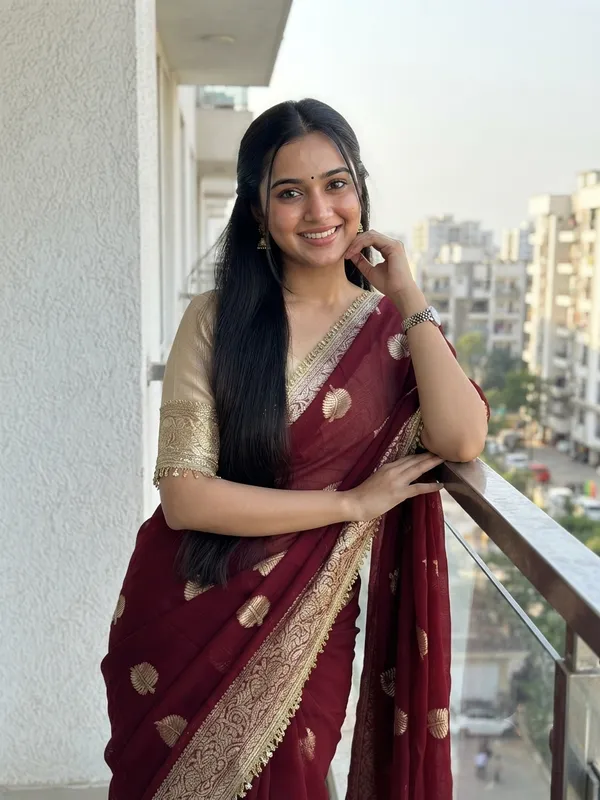 Pure_Viscose_Georgette_Saree_with_Leaf_Jacquard_Design,_Sequin_Lace_Border_&_Running_Blouse_with_Lace