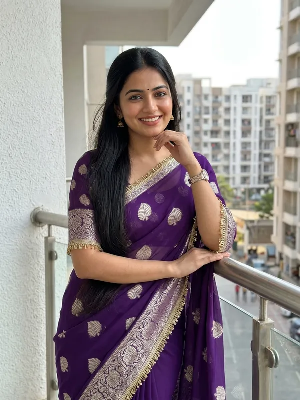 Pure_Viscose_Georgette_Saree_with_Leaf_Jacquard_Design,_Sequin_Lace_Border_&_Running_Blouse_with_Lace