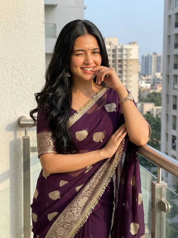Pure_Viscose_Georgette_Saree_with_Leaf_Jacquard_Design,_Sequin_Lace_Border_&_Running_Blouse_with_Lace
