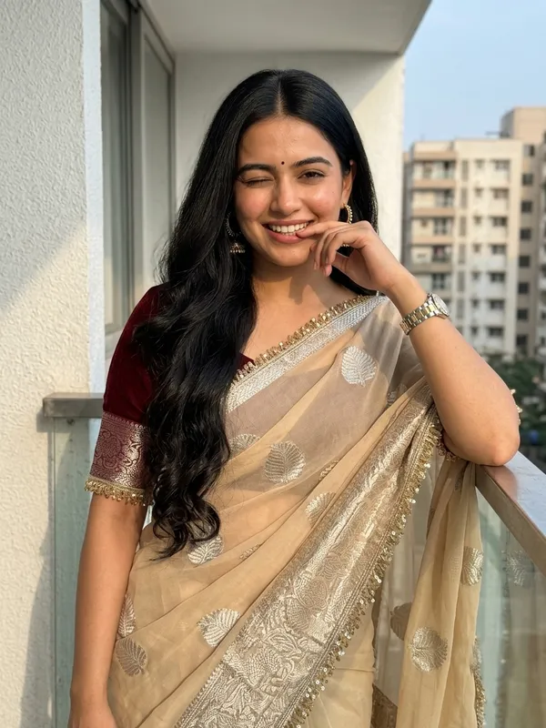 Pure_Viscose_Georgette_Saree_with_Leaf_Jacquard_Design,_Sequin_Lace_Border_&_Running_Blouse_with_Lace