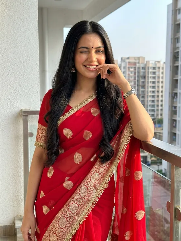 Pure_Viscose_Georgette_Saree_with_Leaf_Jacquard_Design,_Sequin_Lace_Border_&_Running_Blouse_with_Lace