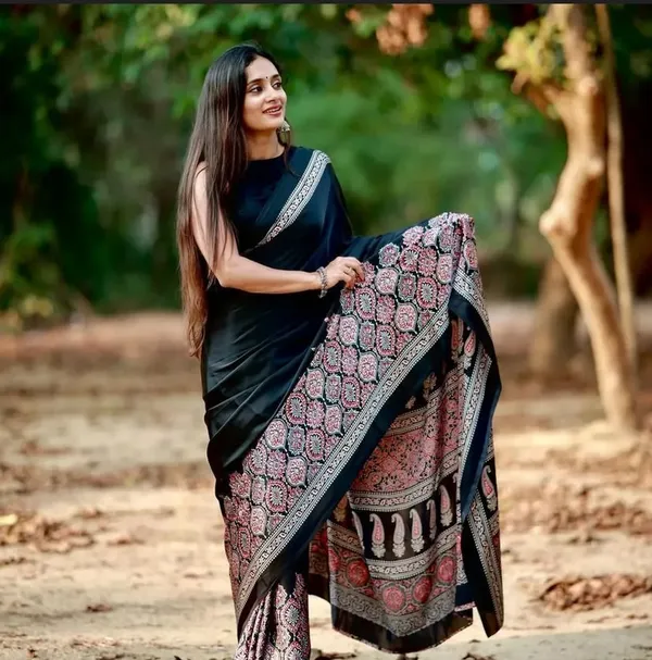 Geometric_Print,_Printed_Assam_Silk_Crepe_Saree_(Black)