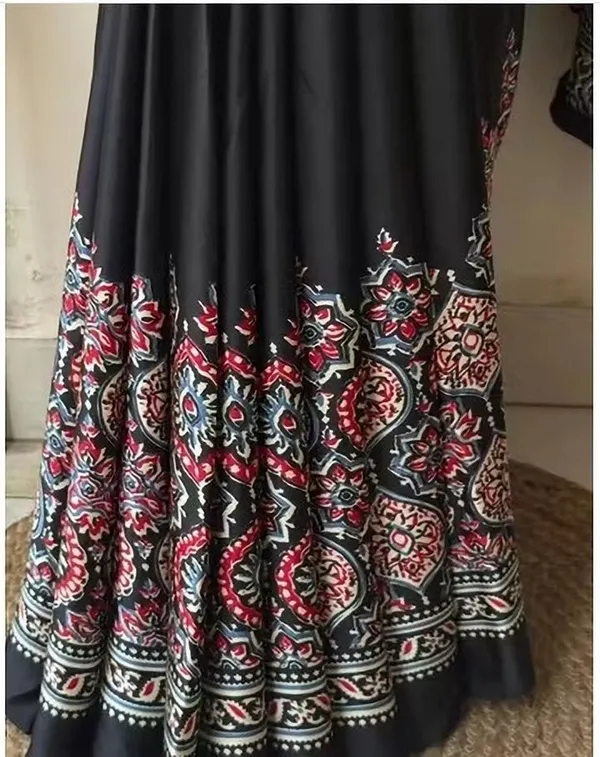 Geometric_Print,_Printed_Assam_Silk_Crepe_Saree_(Black)