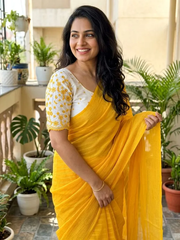 Embellished,_Solid/Plain,_Striped_Daily_Wear_Chiffon_Saree_(Yellow)
