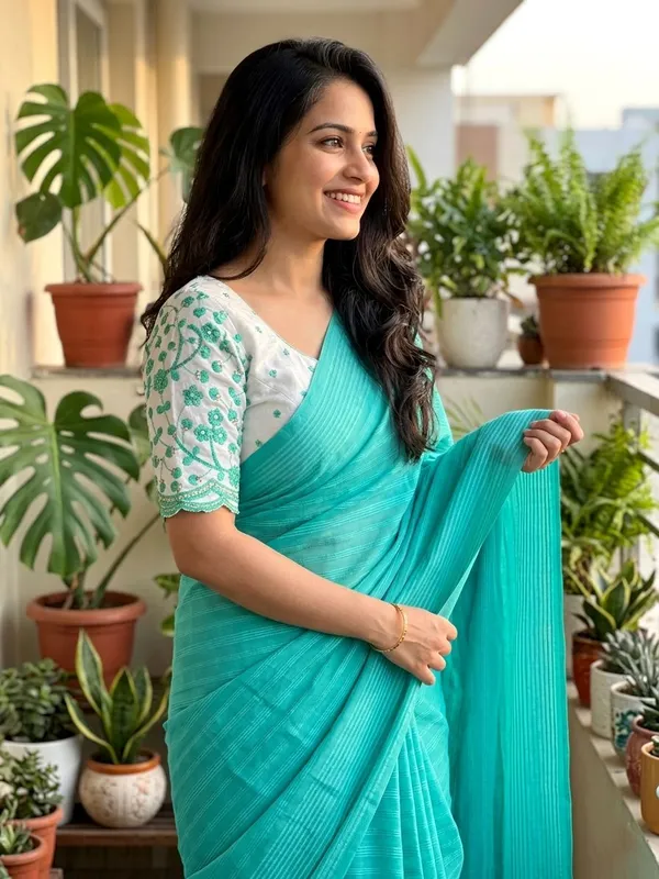 Embellished,_Solid/Plain,_Striped_Daily_Wear_Chiffon_Saree_(Blue)