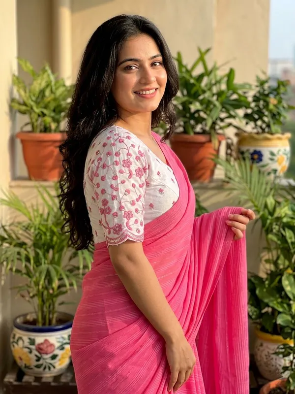 Embellished,_Solid/Plain,_Striped_Daily_Wear_Chiffon_Saree_(Pink)