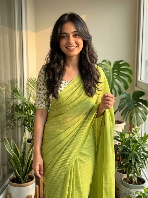 Embellished,_Solid/Plain,_Striped_Daily_Wear_Chiffon_Saree_(Green)