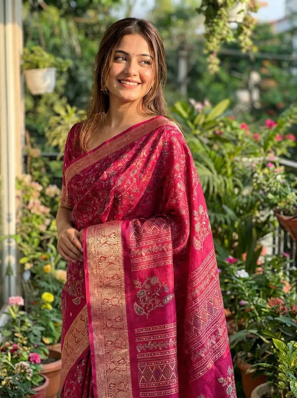 Floral_Print,_Paisley,_Printed_Banarasi_Silk_Blend,_Art_Silk_Saree_(Pink)