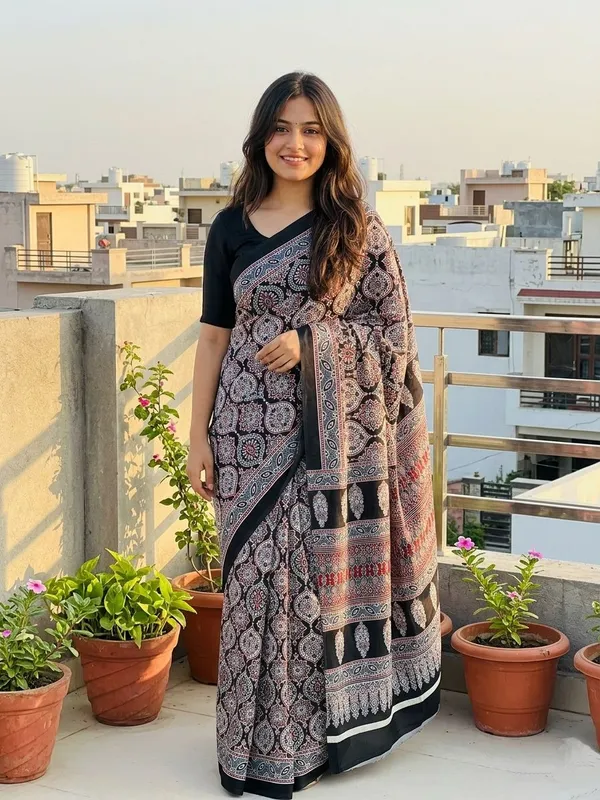 Geometric_Print_Daily_Wear_Crepe_Saree_(Black)