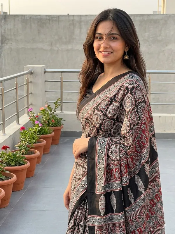 Geometric_Print_Daily_Wear_Crepe_Saree_(Black)