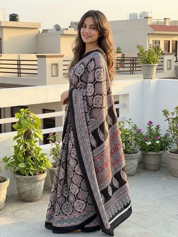 Geometric_Print_Daily_Wear_Crepe_Saree_(Black)