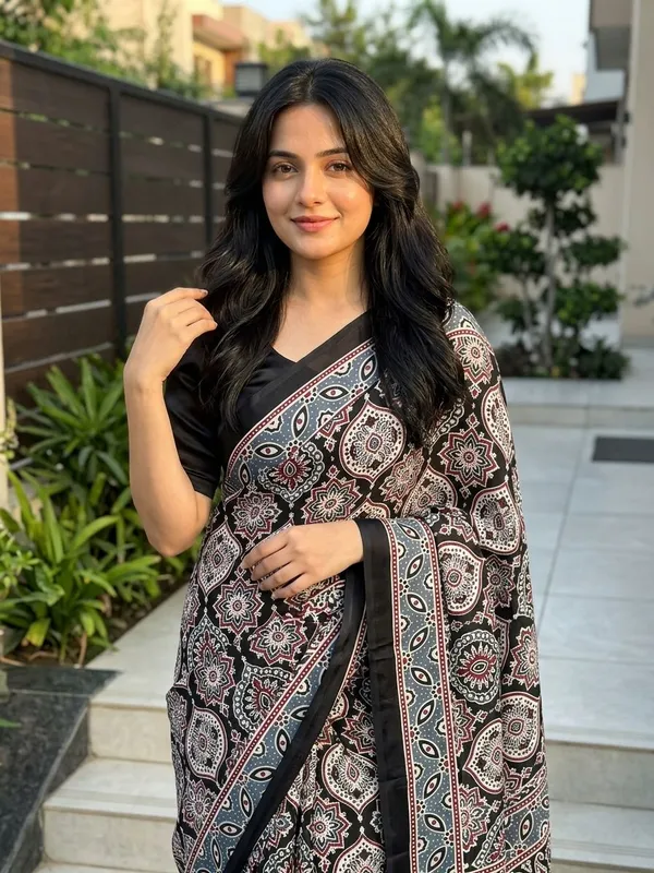 Printed,_Floral_Print,_Geometric_Print_Bollywood_Crepe_Saree_(Black)