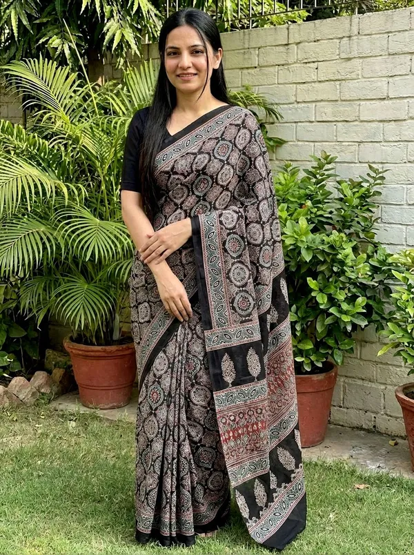 Printed,_Floral_Print,_Geometric_Print_Bollywood_Crepe_Saree_(Black)